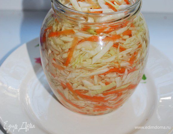 Теперь приготовьте рассол: вскипятите 500 мл воды, добавьте соль и сахар, перемешайте. Теперь этим рассолом залейте капусту и оставьте при комнатной температуре, где капуста будет бродить около 3 дней. Поставьте банки в глубокую емкость, чтобы «сбегал» рассол.