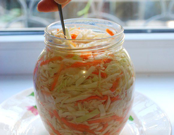 Со следующего дня, когда начнут образовываться пузырьки, прокалывайте капусту вилкой до самого дна, выпуская газ. Когда пузырьки прекратят образовываться, капуста готова, ее нужно убрать в холодильник. Как правило, это 4 день.