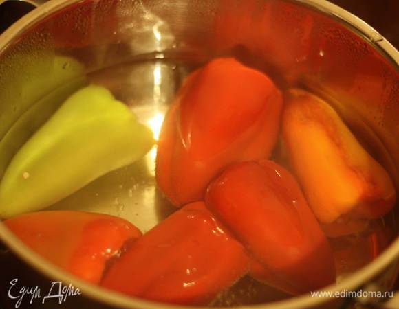 Тем временем стерилизуем банки и крышки. 
Перец бланшируем в кипящей воде 3-4 минуты.