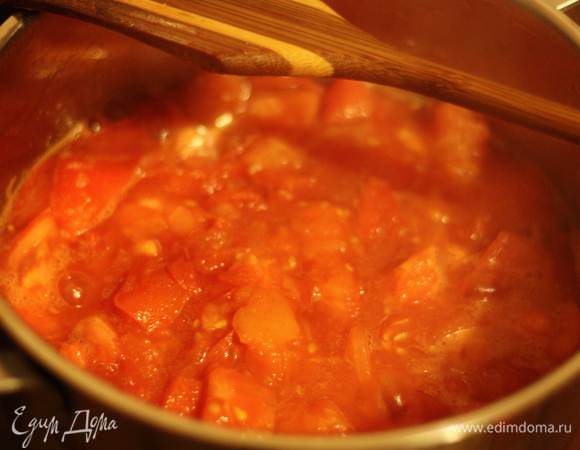 Помидорную массу солим и даем соли разойтись пару минут.