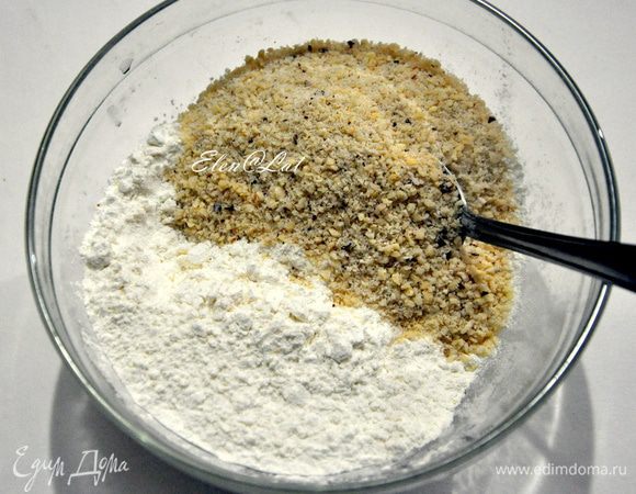 Муку смешать с орехами (подсушенными и перемолотыми в крошку), добавить щепотку соли и крахмал.