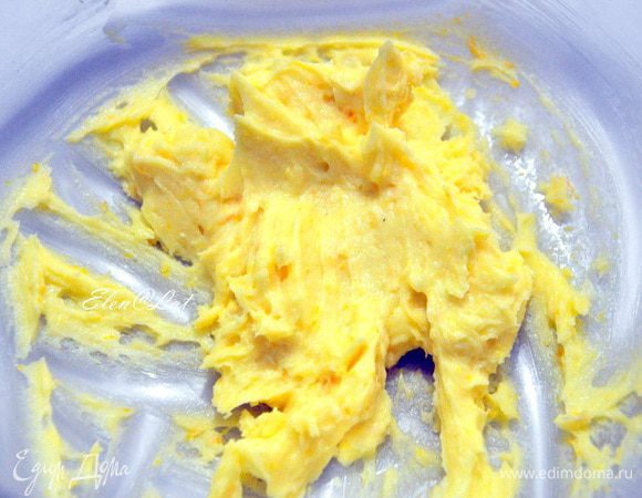 Сливочное масло комнатной температуры взбить с сахарной пудрой. Добавить цедру.