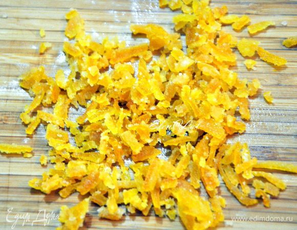 Измельчить апельсиновые цукаты