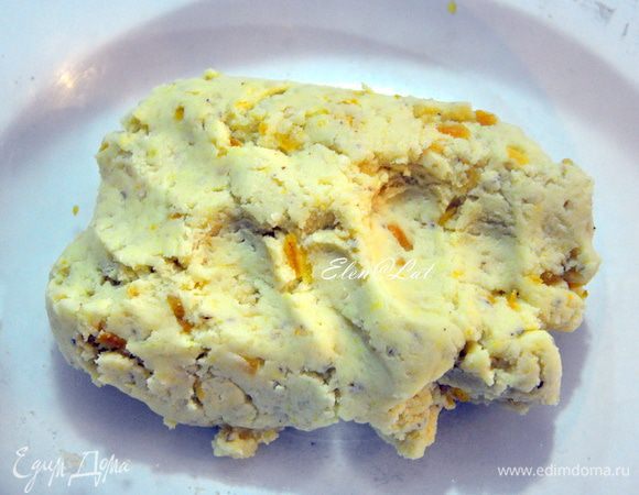 Смешать взбитое масло и мучную смесь, аккуратно, но недолго перемешать до однородности и добавить измельченные цукаты.