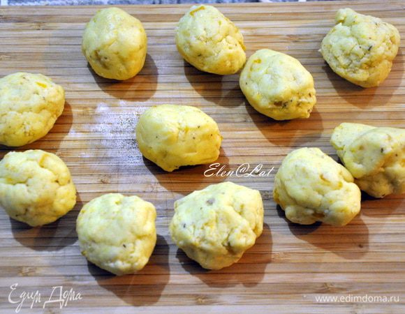 Тесто разделить на равные части, скатать шарики. Примерно 11-13 штучек в зависимости от предполагаемого размера Вашего печенья. у меня получилось 11, где-то 15 см длиной.