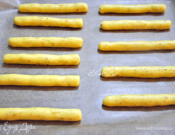 Из шариков скатать палочки и выложить на заранее застеленный пергаментом противень.