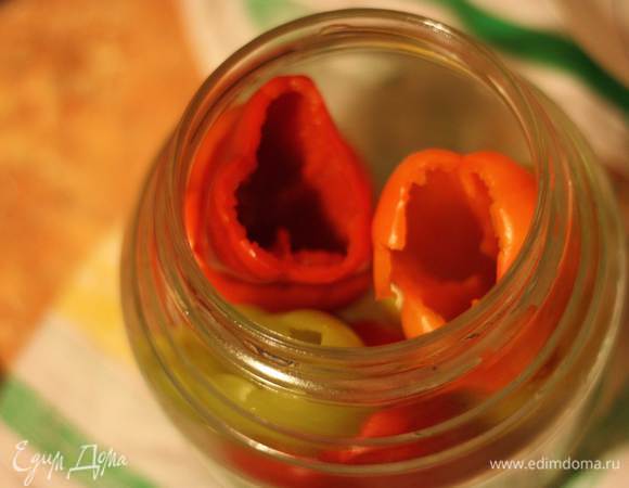 и укладываем в банку..у меня широкая банка.я по 2 штуки складывала в 4 ряда.