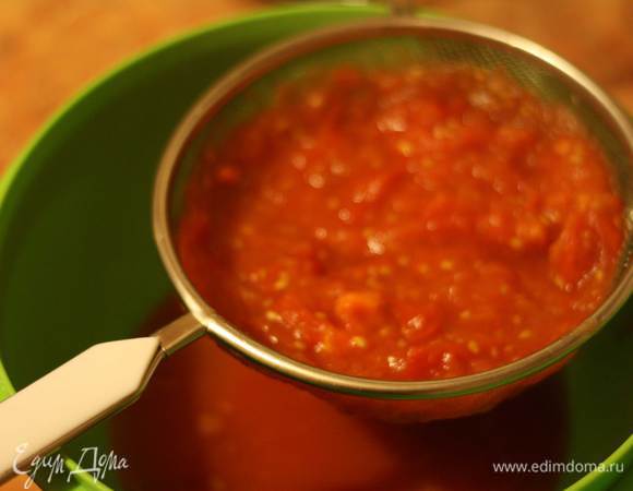 Томатную массу протираем через сито. Вот он натуральный томатный сок с солью. 