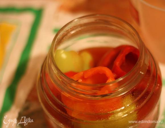 Заливаем соком наши перцы, стараемся, чтобы попало вовнутрь перчиков и закрываем крышкой. 