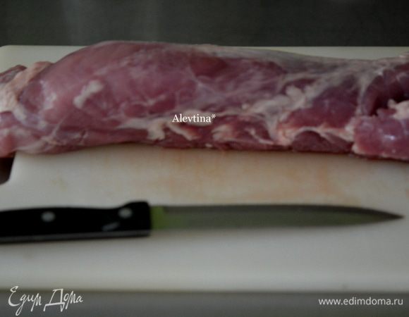 Вырезку свинины выложим на доску, используем острый нож.
