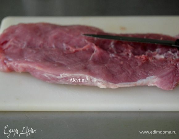 Разрежем вырезку по центру продольно не до конца, чтоб обе стороны легли в виде бабочки.