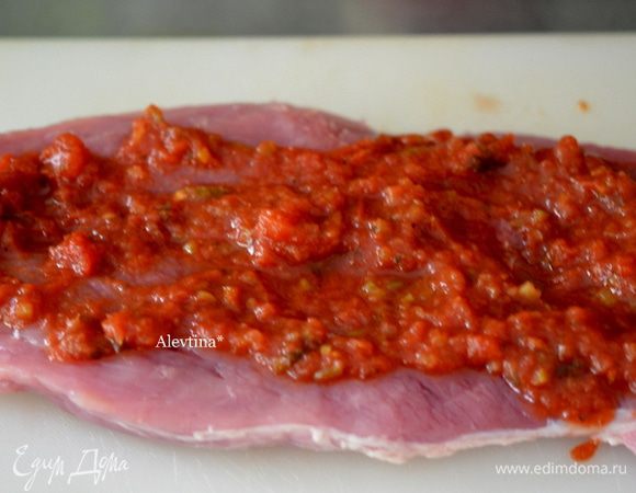 Сверху выложим сальсу готовую, края оставляем свободными.