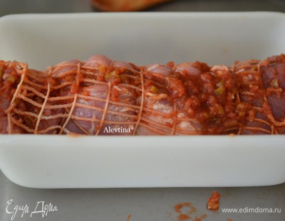 Затем закрепляем закрывая обе части кулинарной нитью или сеткой. Ставим в духовку разогретую на 200 гр на 45-50 мин.