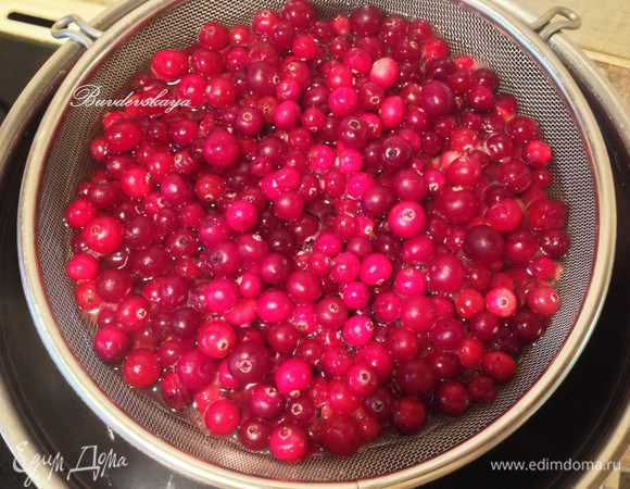 Клюкву помыть, обсушить, перебрать от мусора. Бланшировать клюкву (опустить в кипяток) 2-3 минуты.