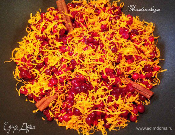 Клюкву вместе с корицей и цедрой залить апельсиновым соком. Добавить сахарный песок, аккуратно перемешать и варить минут 10 на сильном огне. Затем убавить огонь и варить конфитюр до загустения минут 30. Вынуть палочки корицы, разлить по стерилизованным банкам и хранить в холодильнике. ENJOY !