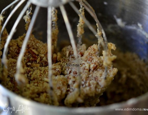 Добавим 2 1/4 стакана муки, 1 стакан порубленного  пекана, 1 ч.л соли и 1 ч.л  ванилина. Все перемешиваем.