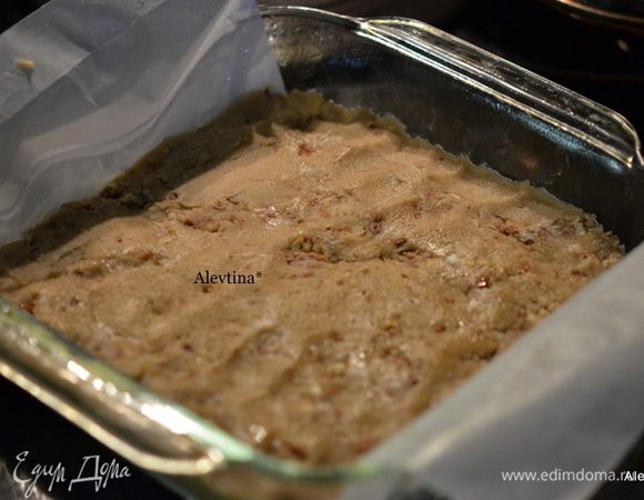 Выложим тесто в приготовленную форму, слегка утрамбуем лопаточкой.
Поставим в духовку на  на 15 мин. Затем дать слегка остыть.