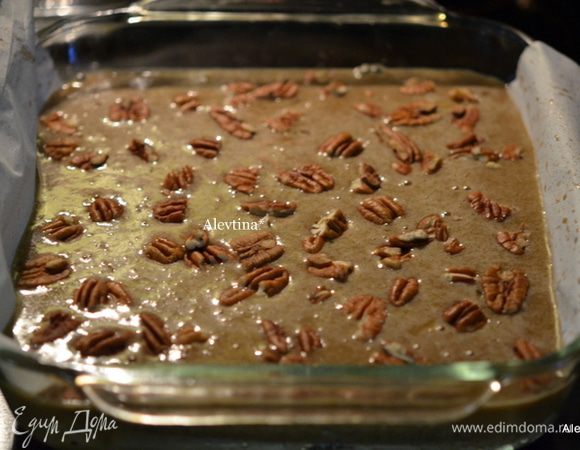В чистой емкости смешать 2/3 стакана кукурузного сиропа, 1/2 стакана коричневого сахара, 2  яйца,  2 стол.л растопленного маслоа, 1 ч.л ванилина и  1/4 ч.л соли. Вылить поверх бисквита. Затем выложить рубленый  пекан 1 1/2 стакана, я сократила кол-во для себя. Поставить в духовку на 35 мин.