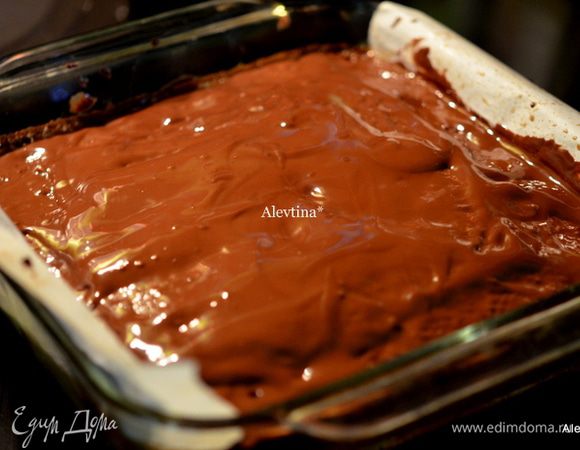 Растопим шоколад или капли шоколадные. Выльем на пралине после духовки.  Дать застыть при комнатной тем-ре.  Разрезаем и подаем к столу. 