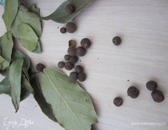 Сливы вымыть, выложить в глубокою посуду.
Для маринада все смешать, закипятить, проварить минут 5. Горячим маринадом залить сливы. Оставить на ночь.
Утром маринад слить. Закипятить, опять залить сливы до вечера. Вечером опять слить маринад и оставить сливы на ночь.
Все повторить в течении шести дней.
после шести дней, утром слить маринад. 