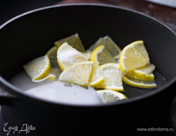 В кастрюлю положите нарезанный лимон, 100 г сахара и воду. Нагрейте и варите на медленном огне 10 минут.