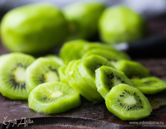Киви очистите от кожуры и нарежьте кружочками.
