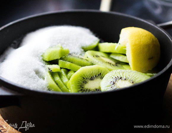 Положите в кастрюлю к лимону, добавьте сок оставшейся половины лимона и сахар. Дайте закипеть. Переложите в керамическую или стеклянную миску и оставьте на ночь, закройте пленкой и не убирайте в холодильник.