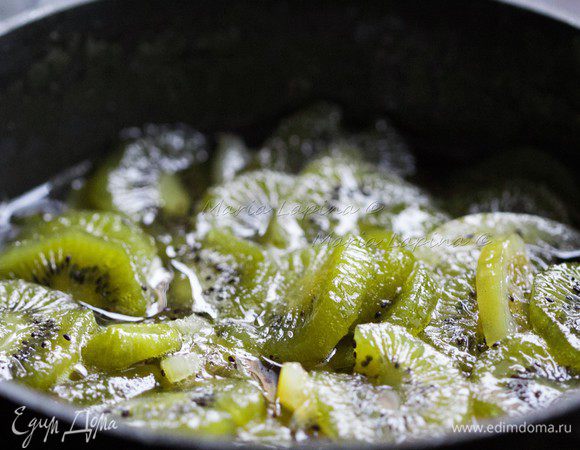 Варенье верните в кастрюлю, дайте закипеть и варите на среднем огне 15–20 минут, помешивая.