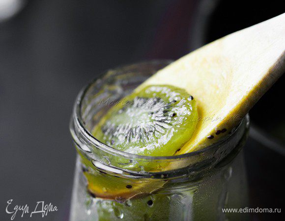 Варенье перелейте в стерилизованные банки и закатайте.