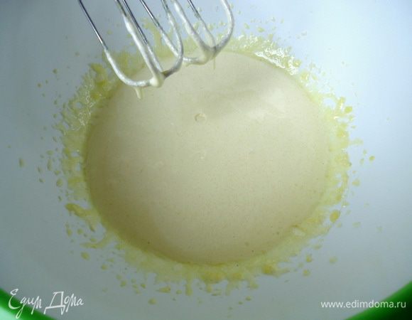 Яйца разделить на белки и желтки. Желтки взбить с сахаром до пышной пены.
