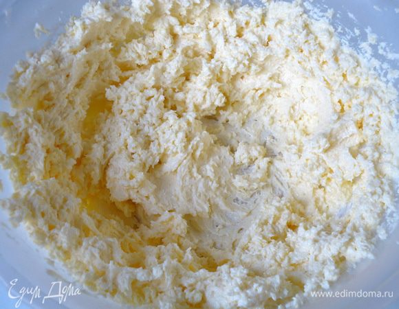 Мягкое слив. масло добавить к желткам и хорошо взбить.
