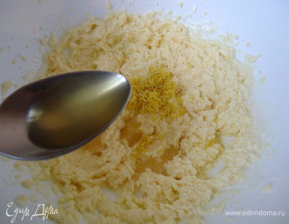 Добавить цедру лимона и ликер «Лимончелло», перемешать.
