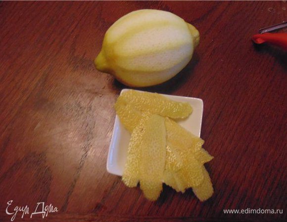 Снимаем цедру с одного лимона (либо трем на мелкой терке либо мелко рубим).