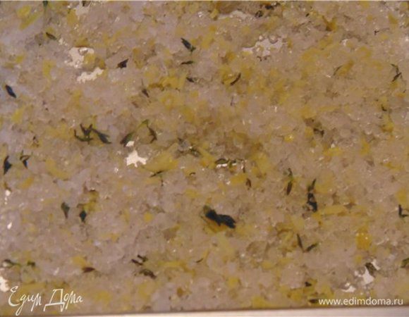 Смешиваем соль, цедру и тимьян... Добавляем 1 ст. л. лимонного сока. Хорошенько перетираем в ступке.