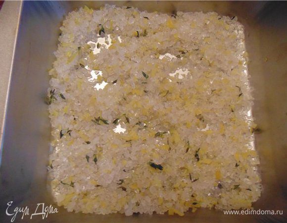 Затем отправляем в духовку разогретую градусов до 80-100 и подсушиваем соль минут 40 периодически помешивая. Дверца духовки должна быть приоткрыта.