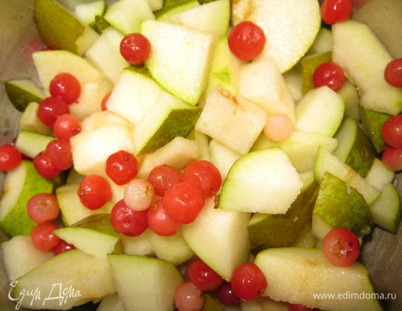 Налить в кастрюлю на дно немного воды, добавить груши и бруснику, засыпать сахар.