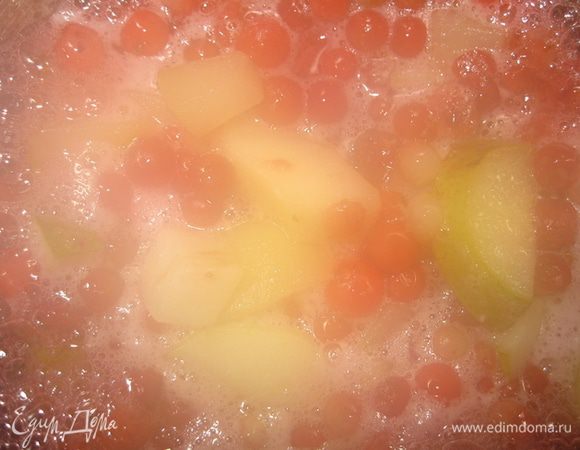 Довести варенье до кипения, переодически помешивая. Варить 15 минут.