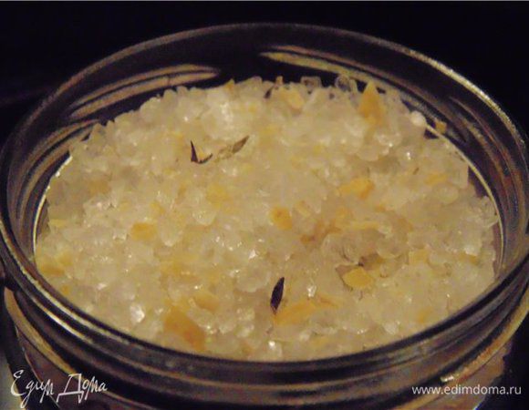 Далее достаем соль из духовки и даем ей остыть и окончательно просохнуть еще часа 2-3..Потом раскладываем в баночки.