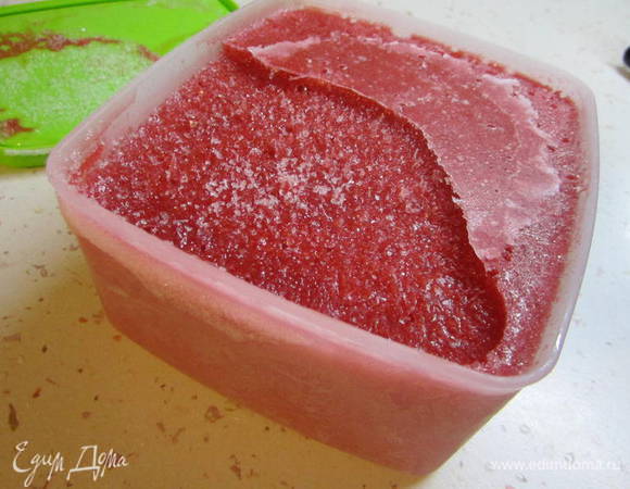 Мороженая клубника:
Клубнику вымыть, удалить хвостики.
Теперь можно делать в нескольких вариантах.
1 вариант: Порезать клубнику на четвертинки, перемешать с сахаром. Выложить в пластиковые контейнеры. Поставить в морозильную камеру.
2 вариант: Клубнику с сахаром поместить в блендер, измеличить. Получившееся пюре разлить в пластиковые контейнеры, поставить в морозильную камеру.
Клубника в таких вариантах очень напоминает летнюю! И после разморозки прекрасно подойдет как украшение десерту или может быть вкусным его составляющим. У меня такая клубника часто используется в кремах.
