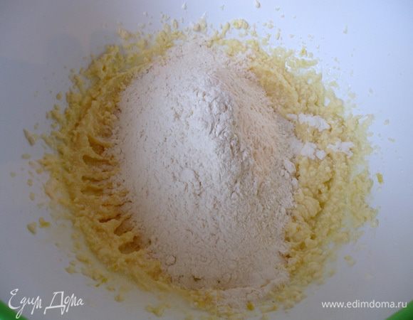 Муку просеять вместе с разрыхлителем и замесить мягкое тесто.
