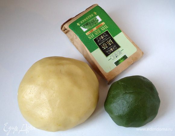 К четверти теста добавить чай Маття и хорошо вымесить. К остальной массе теста добавить 3 ст.л. муки и тоже хорошо вымесить. Слишком долго песочное тесто месить не следует, дабы изделие не было грубым после выпечки.
