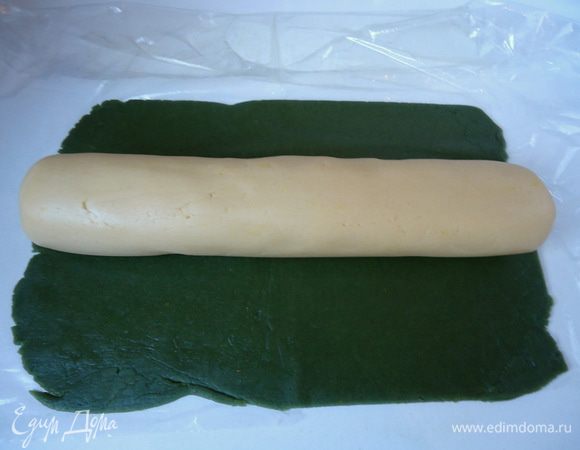 Верхнюю часть пленки убрать с поверхности зеленого теста. Положить светлое тесто на зеленое.
