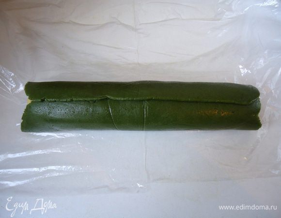 Обернуть светлое тесто зеленым.
