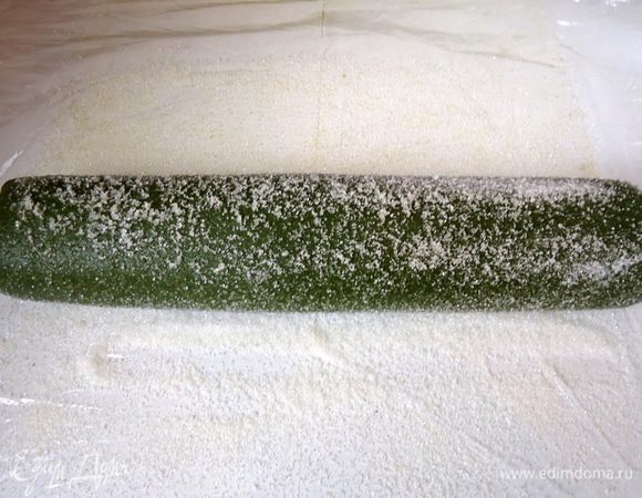 На пленку насыпать немного сахара и прокатить по нему заготовку для печенья.
