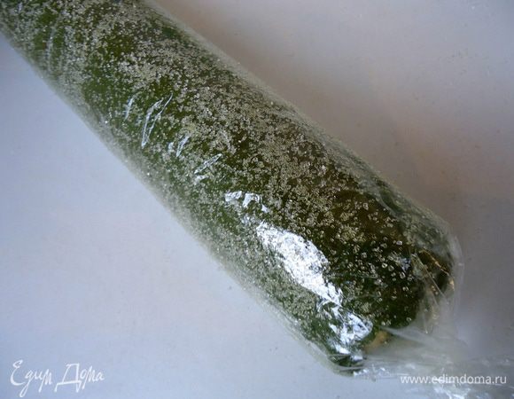 Завернуть заготовку в пленку и убрать на 60 минут в холод.
