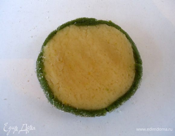 Каждый диск немного расплющить пальцами.
