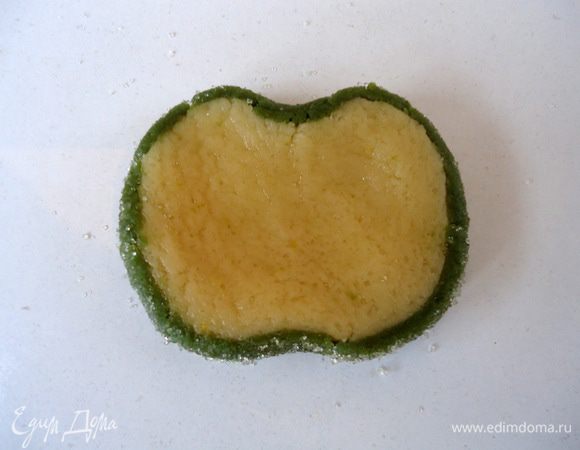 С противоположных сторон диска сделать углубления, имитируя яблоко.
