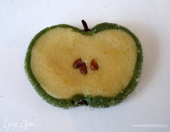 С каждой стороны воткнуть по гвоздичке, по центру прикрепить семечки. 
Я специально припасла яблочные семечки для этого печенья. Еще можно после выпечки печенья, эти самые семечки нарисовать растопленным шоколадом или украсить так, как подскажет ваша фантазия.
