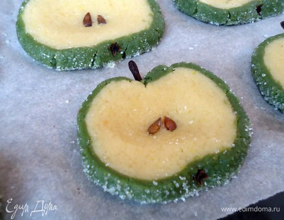 Выложить печенье на застеленный пекарской бумагой противень. Выпекать в заранее разогретой духовке при 170 гр. 25 минут.
