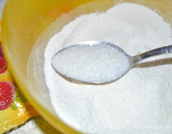 Смешиваем желфикс с 2 чайными ложками сахара.